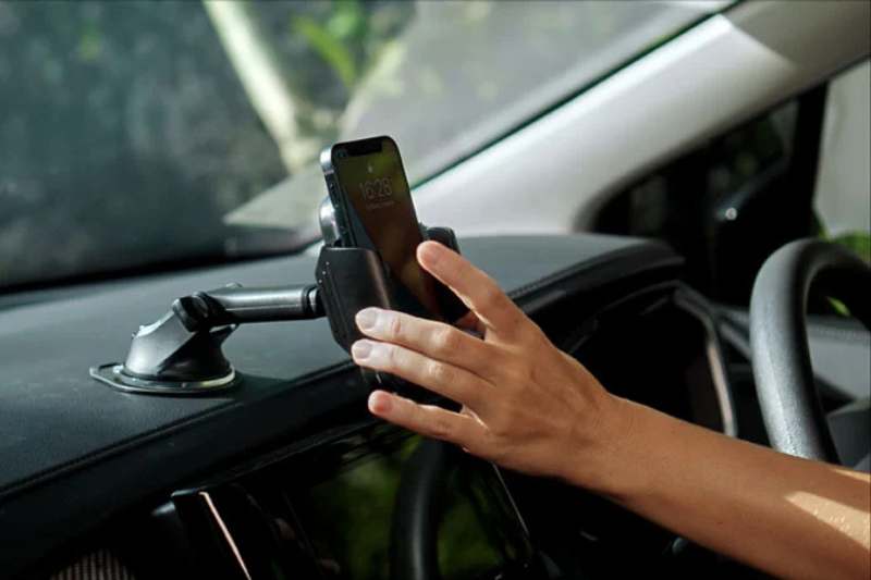 Support de téléphone pour tableau de bord, un accessoire automobile pratique et populaire, représentant une niche rentable dans l’e-commerce en Tunisie.
